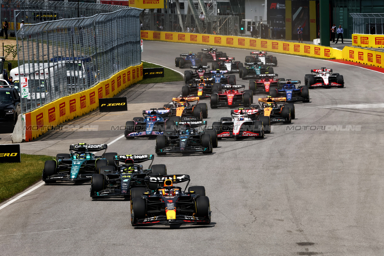GP CANADA, Max Verstappen (NLD) Red Bull Racing RB19 davanti a at the partenza of the race.

18.06.2023. Formula 1 World Championship, Rd 9, Canadian Grand Prix, Montreal, Canada, Gara Day.

- www.xpbimages.com, EMail: requests@xpbimages.com © Copyright: Charniaux / XPB Images