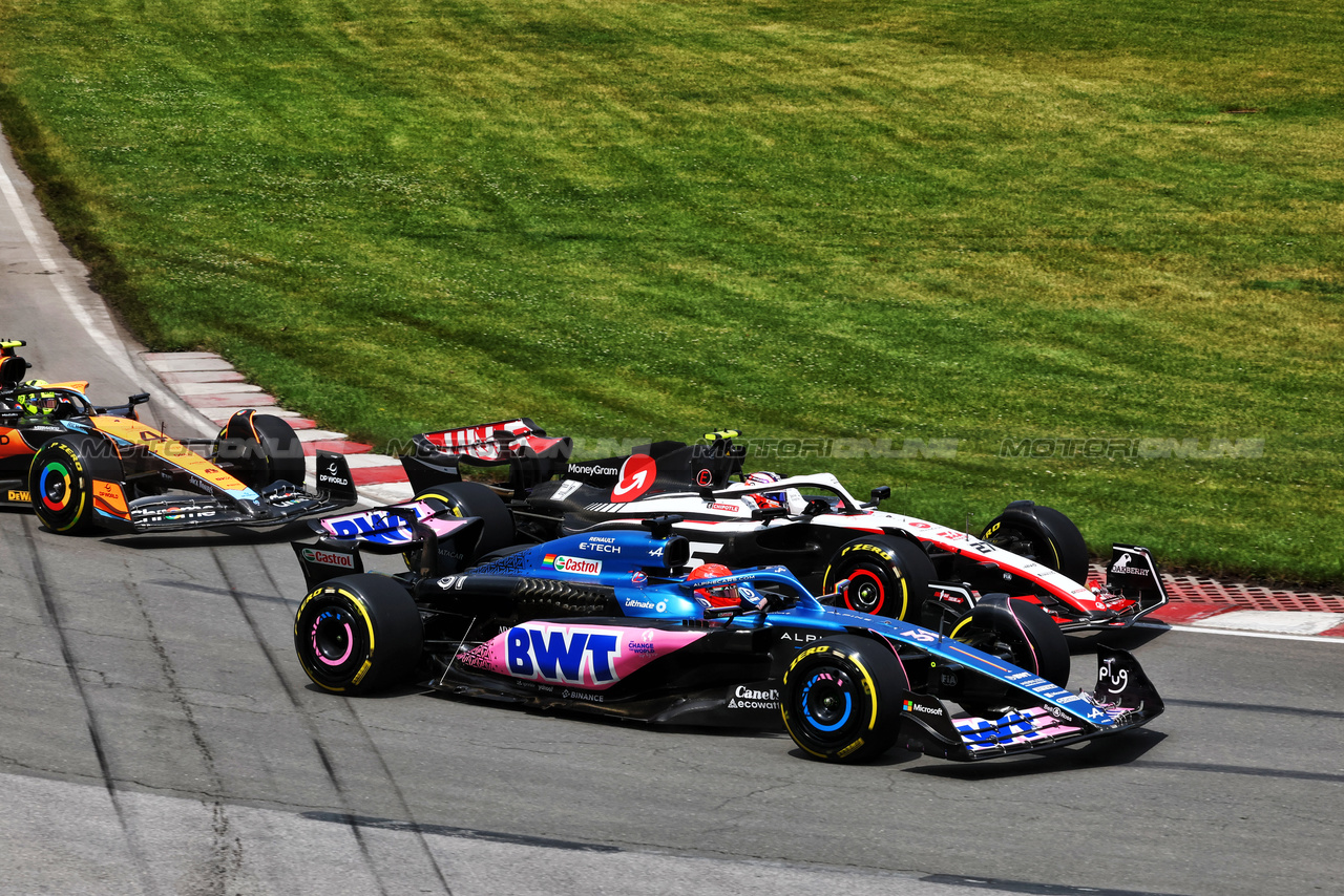 GP CANADA, Esteban Ocon (FRA) Alpine F1 Team A523 e Nico Hulkenberg (GER) Haas VF-23 battle for position at the partenza of the race.

18.06.2023. Formula 1 World Championship, Rd 9, Canadian Grand Prix, Montreal, Canada, Gara Day.

- www.xpbimages.com, EMail: requests@xpbimages.com © Copyright: Charniaux / XPB Images