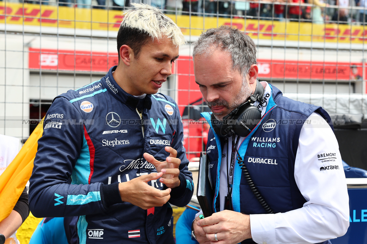 GP CANADA, Alexander Albon (THA) Williams Racing with James Urwin (GBR) Williams Racing Gara Engineer on the grid.

18.06.2023. Formula 1 World Championship, Rd 9, Canadian Grand Prix, Montreal, Canada, Gara Day.

- www.xpbimages.com, EMail: requests@xpbimages.com © Copyright: Batchelor / XPB Images