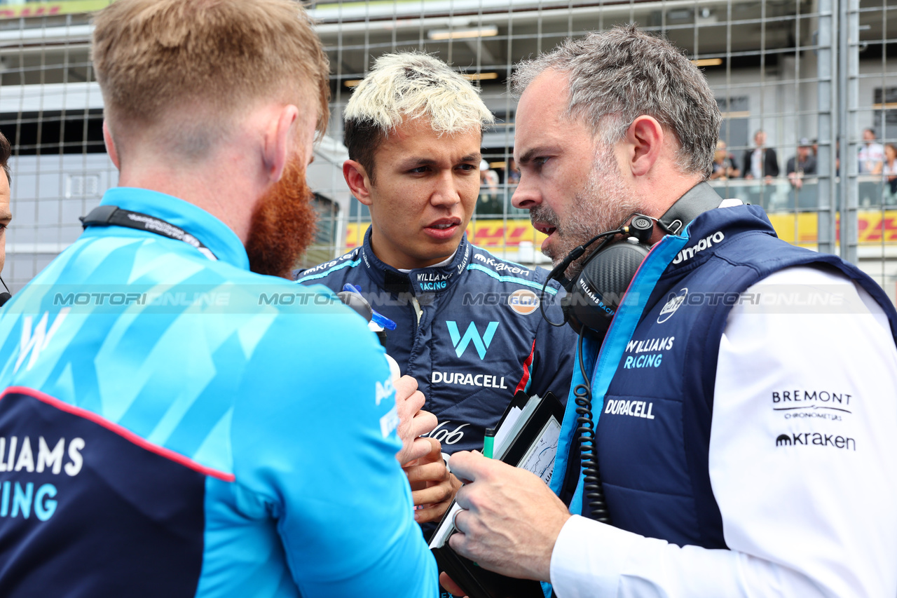 GP CANADA, Alexander Albon (THA) Williams Racing with James Urwin (GBR) Williams Racing Gara Engineer on the grid.

18.06.2023. Formula 1 World Championship, Rd 9, Canadian Grand Prix, Montreal, Canada, Gara Day.

- www.xpbimages.com, EMail: requests@xpbimages.com © Copyright: Batchelor / XPB Images