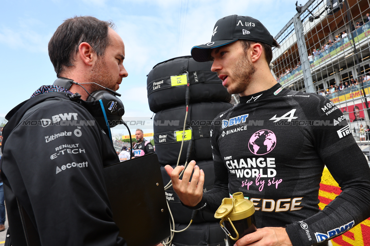 GP CANADA, Pierre Gasly (FRA) Alpine F1 Team with Karel Loos (BEL) Alpine F1 Team Gara Engineer on the grid.

18.06.2023. Formula 1 World Championship, Rd 9, Canadian Grand Prix, Montreal, Canada, Gara Day.

- www.xpbimages.com, EMail: requests@xpbimages.com © Copyright: Batchelor / XPB Images
