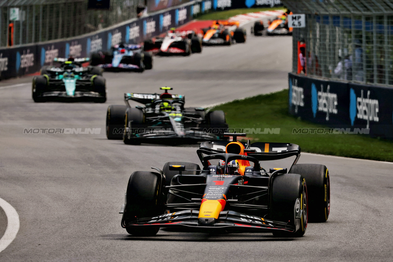GP CANADA, Max Verstappen (NLD) Red Bull Racing RB19 davanti a at the partenza of the race.

18.06.2023. Formula 1 World Championship, Rd 9, Canadian Grand Prix, Montreal, Canada, Gara Day.

 - www.xpbimages.com, EMail: requests@xpbimages.com © Copyright: Coates / XPB Images