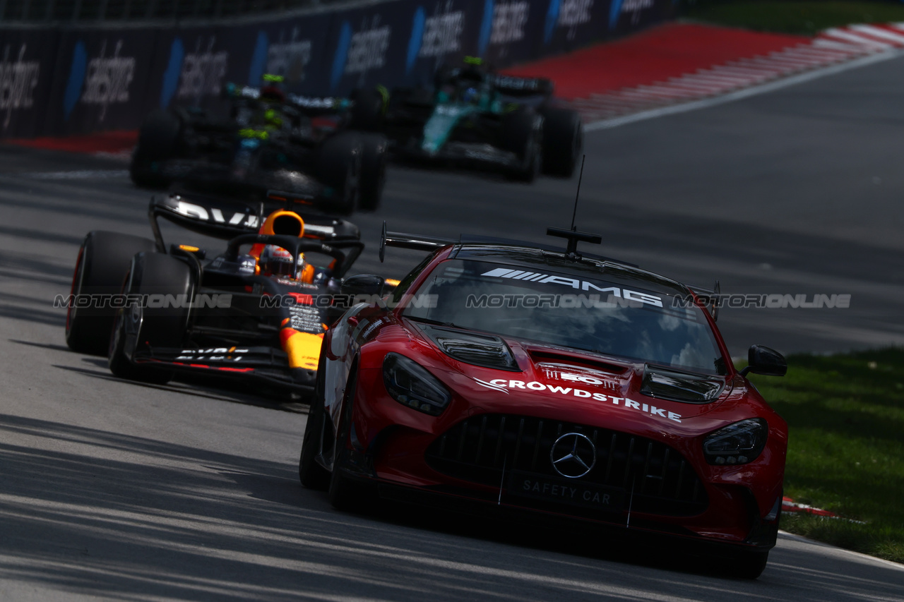 GP CANADA, Max Verstappen (NLD) Red Bull Racing RB19 davanti a behind the Mercedes AMG FIA Safety Car.

18.06.2023. Formula 1 World Championship, Rd 9, Canadian Grand Prix, Montreal, Canada, Gara Day.

 - www.xpbimages.com, EMail: requests@xpbimages.com © Copyright: Coates / XPB Images