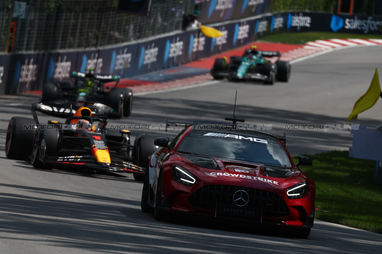 GP CANADA, Max Verstappen (NLD) Red Bull Racing RB19 davanti a behind the Mercedes AMG FIA Safety Car.

18.06.2023. Formula 1 World Championship, Rd 9, Canadian Grand Prix, Montreal, Canada, Gara Day.

 - www.xpbimages.com, EMail: requests@xpbimages.com © Copyright: Coates / XPB Images