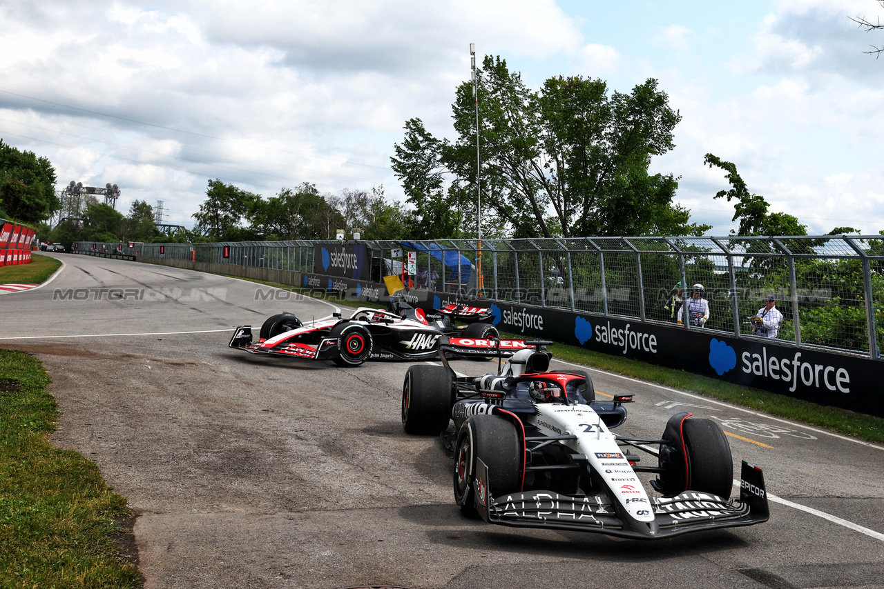 GP CANADA, Nyck de Vries (NLD) AlphaTauri AT04 e Kevin Magnussen (DEN) Haas VF-23 run on at the exit road e reverse back on to the circuit.

18.06.2023. Formula 1 World Championship, Rd 9, Canadian Grand Prix, Montreal, Canada, Gara Day.

 - www.xpbimages.com, EMail: requests@xpbimages.com © Copyright: Coates / XPB Images