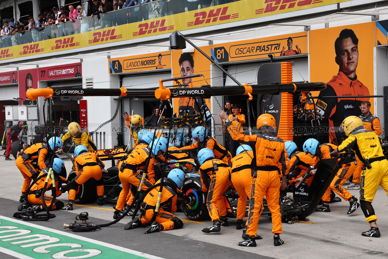 GP CANADA, Oscar Piastri (AUS) McLaren MCL60 makes a pit stop.

18.06.2023. Formula 1 World Championship, Rd 9, Canadian Grand Prix, Montreal, Canada, Gara Day.

- www.xpbimages.com, EMail: requests@xpbimages.com © Copyright: Batchelor / XPB Images
