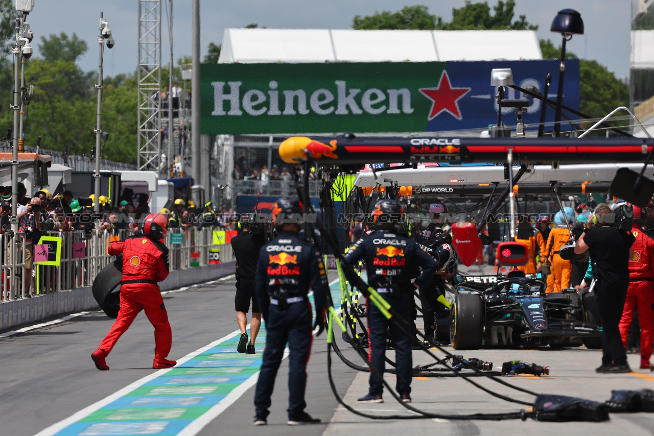 GP CANADA, George Russell (GBR) Mercedes AMG F1 W14 makes a pit stop to fix damage as a Ferrari mechanic collects an errant wheel carcass.

18.06.2023. Formula 1 World Championship, Rd 9, Canadian Grand Prix, Montreal, Canada, Gara Day.

- www.xpbimages.com, EMail: requests@xpbimages.com © Copyright: Batchelor / XPB Images