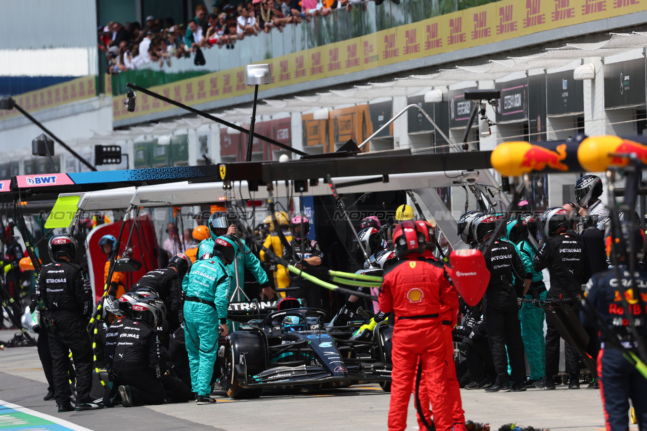 GP CANADA, George Russell (GBR) Mercedes AMG F1 W14 makes a pit stop to fix damage.

18.06.2023. Formula 1 World Championship, Rd 9, Canadian Grand Prix, Montreal, Canada, Gara Day.

- www.xpbimages.com, EMail: requests@xpbimages.com © Copyright: Batchelor / XPB Images