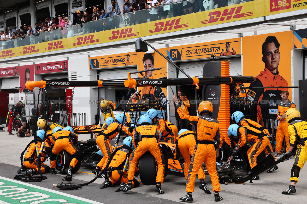 GP CANADA, Oscar Piastri (AUS) McLaren MCL60 makes a pit stop.

18.06.2023. Formula 1 World Championship, Rd 9, Canadian Grand Prix, Montreal, Canada, Gara Day.

- www.xpbimages.com, EMail: requests@xpbimages.com © Copyright: Batchelor / XPB Images