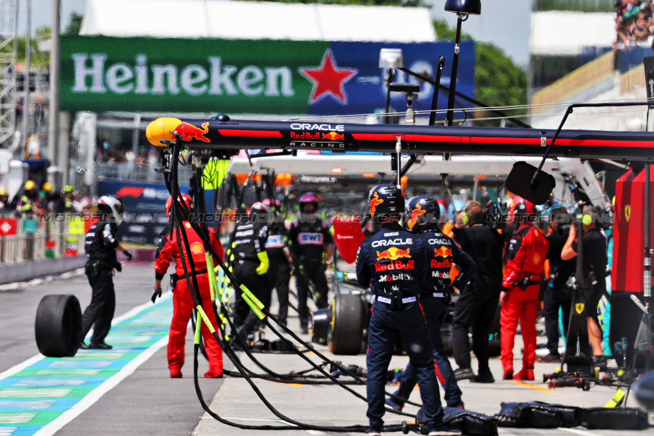 GP CANADA, George Russell (GBR) Mercedes AMG F1 W14 makes a pit stop to fix damage as a Ferrari mechanic collects an errant wheel carcass.

18.06.2023. Formula 1 World Championship, Rd 9, Canadian Grand Prix, Montreal, Canada, Gara Day.

- www.xpbimages.com, EMail: requests@xpbimages.com © Copyright: Batchelor / XPB Images