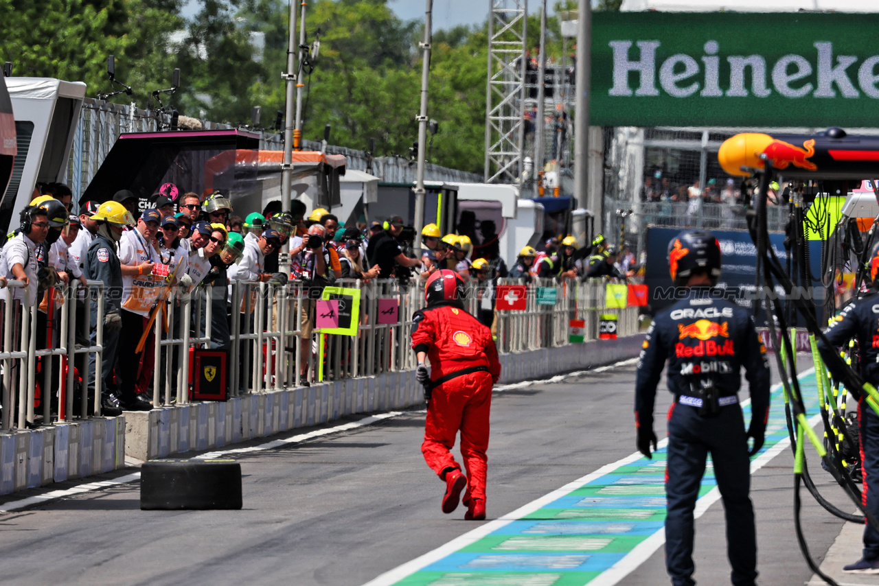 GP CANADA, George Russell (GBR) Mercedes AMG F1 W14 makes a pit stop to fix damage as a Ferrari mechanic collects an errant wheel carcass.

18.06.2023. Formula 1 World Championship, Rd 9, Canadian Grand Prix, Montreal, Canada, Gara Day.

- www.xpbimages.com, EMail: requests@xpbimages.com © Copyright: Batchelor / XPB Images