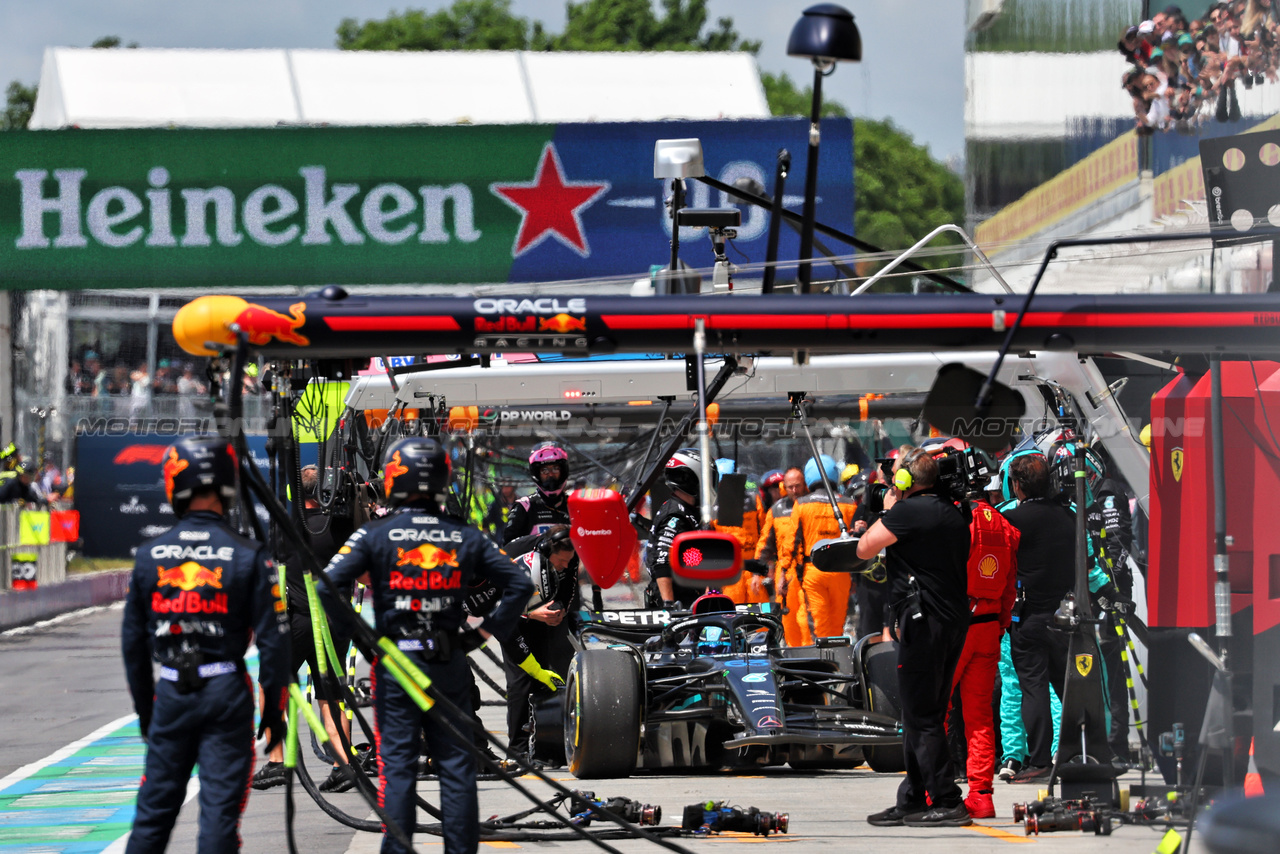 GP CANADA, George Russell (GBR) Mercedes AMG F1 W14 makes a pit stop to fix damage.

18.06.2023. Formula 1 World Championship, Rd 9, Canadian Grand Prix, Montreal, Canada, Gara Day.

- www.xpbimages.com, EMail: requests@xpbimages.com © Copyright: Batchelor / XPB Images