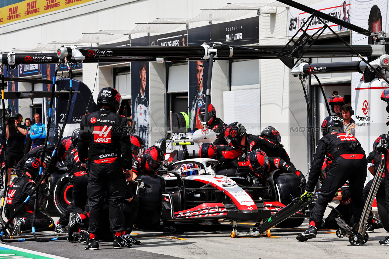 GP CANADA, Nico Hulkenberg (GER) Haas VF-23 makes a pit stop.

18.06.2023. Formula 1 World Championship, Rd 9, Canadian Grand Prix, Montreal, Canada, Gara Day.

- www.xpbimages.com, EMail: requests@xpbimages.com © Copyright: Batchelor / XPB Images