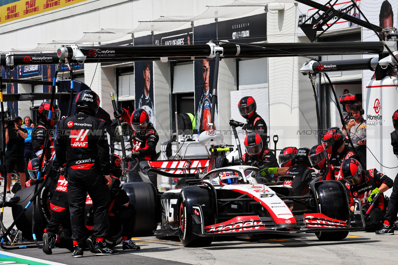 GP CANADA, Nico Hulkenberg (GER) Haas VF-23 makes a pit stop.

18.06.2023. Formula 1 World Championship, Rd 9, Canadian Grand Prix, Montreal, Canada, Gara Day.

- www.xpbimages.com, EMail: requests@xpbimages.com © Copyright: Batchelor / XPB Images