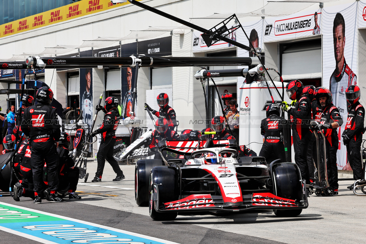 GP CANADA, Nico Hulkenberg (GER) Haas VF-23 makes a pit stop.

18.06.2023. Formula 1 World Championship, Rd 9, Canadian Grand Prix, Montreal, Canada, Gara Day.

- www.xpbimages.com, EMail: requests@xpbimages.com © Copyright: Batchelor / XPB Images