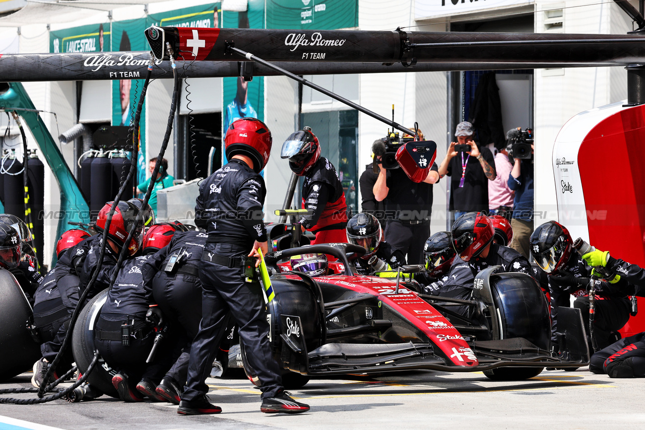 GP CANADA, Zhou Guanyu (CHN) Alfa Romeo F1 Team C43 makes a pit stop.

18.06.2023. Formula 1 World Championship, Rd 9, Canadian Grand Prix, Montreal, Canada, Gara Day.

- www.xpbimages.com, EMail: requests@xpbimages.com © Copyright: Batchelor / XPB Images