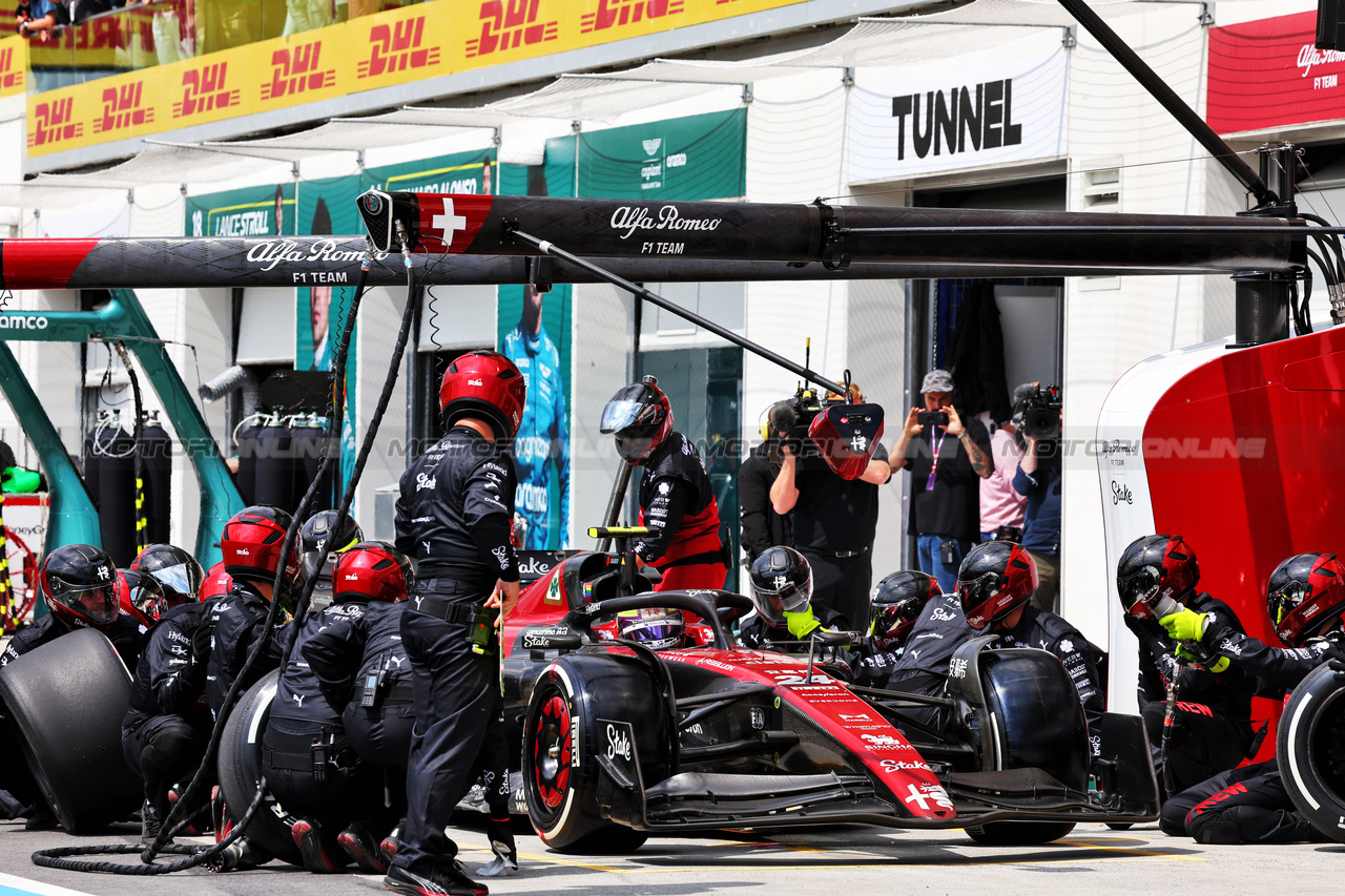 GP CANADA, Zhou Guanyu (CHN) Alfa Romeo F1 Team C43 makes a pit stop.

18.06.2023. Formula 1 World Championship, Rd 9, Canadian Grand Prix, Montreal, Canada, Gara Day.

- www.xpbimages.com, EMail: requests@xpbimages.com © Copyright: Batchelor / XPB Images