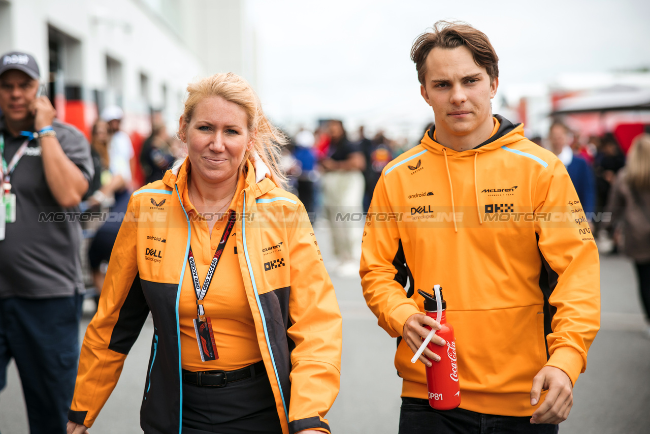 GP CANADA, (L to R): Sophie Ogg (GBR) McLaren Communications Director with Oscar Piastri (AUS) McLaren.

18.06.2023. Formula 1 World Championship, Rd 9, Canadian Grand Prix, Montreal, Canada, Gara Day.

- www.xpbimages.com, EMail: requests@xpbimages.com © Copyright: Bearne / XPB Images