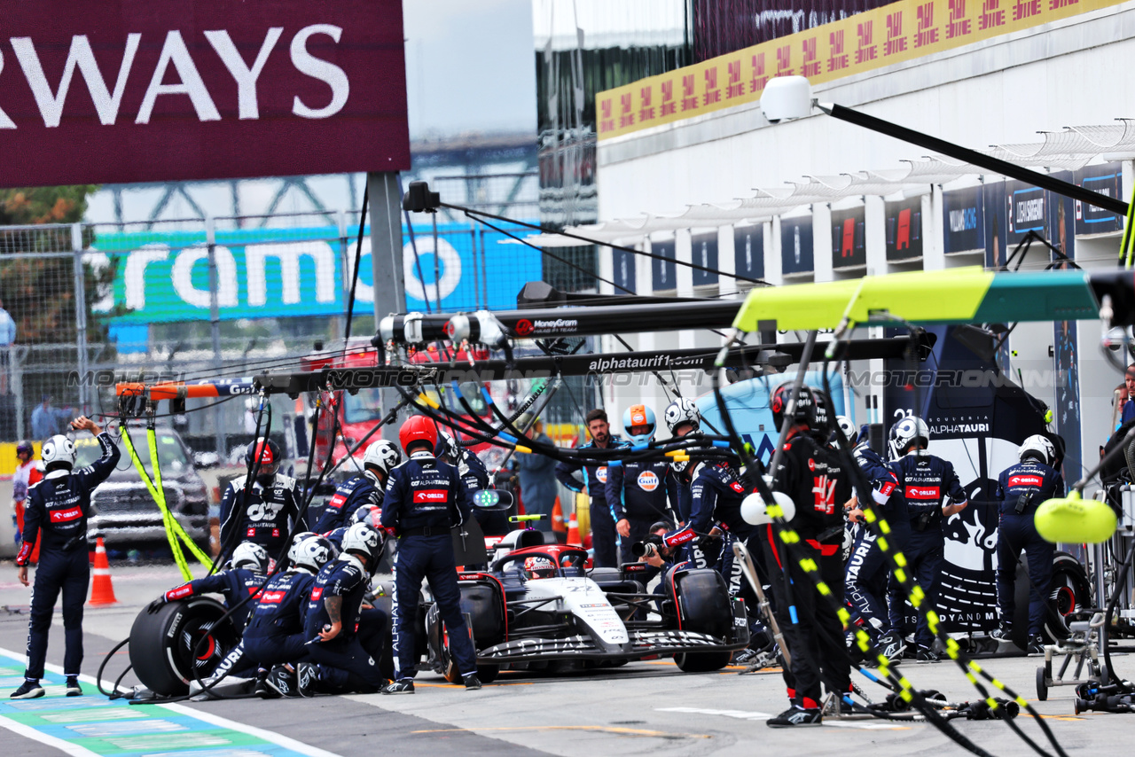 GP CANADA, Yuki Tsunoda (JPN) AlphaTauri AT04 makes a pit stop.

18.06.2023. Formula 1 World Championship, Rd 9, Canadian Grand Prix, Montreal, Canada, Gara Day.

- www.xpbimages.com, EMail: requests@xpbimages.com © Copyright: Batchelor / XPB Images