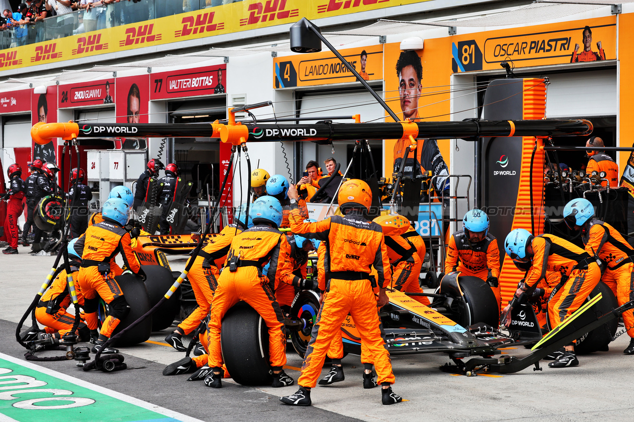 GP CANADA, Lando Norris (GBR) McLaren MCL60 makes a pit stop.

18.06.2023. Formula 1 World Championship, Rd 9, Canadian Grand Prix, Montreal, Canada, Gara Day.

- www.xpbimages.com, EMail: requests@xpbimages.com © Copyright: Batchelor / XPB Images