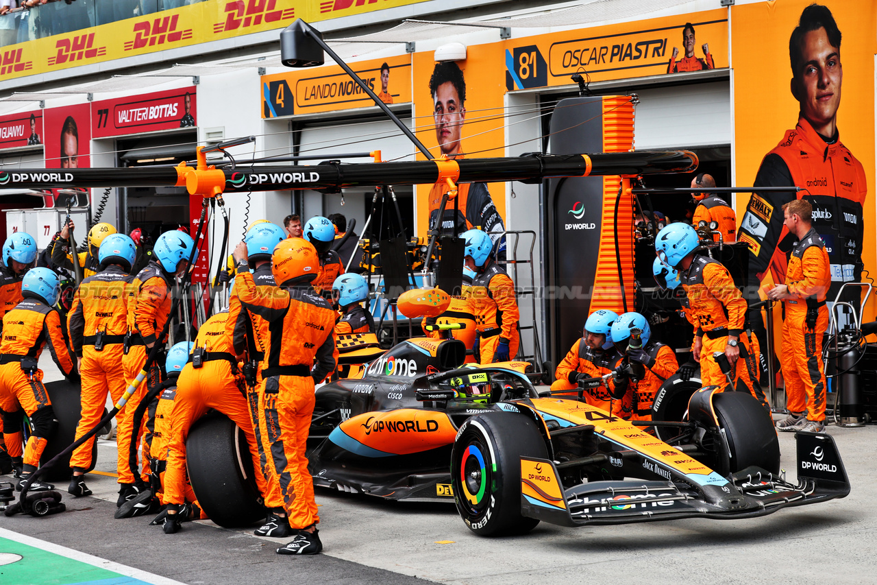GP CANADA, Lando Norris (GBR) McLaren MCL60 makes a pit stop.

18.06.2023. Formula 1 World Championship, Rd 9, Canadian Grand Prix, Montreal, Canada, Gara Day.

- www.xpbimages.com, EMail: requests@xpbimages.com © Copyright: Batchelor / XPB Images