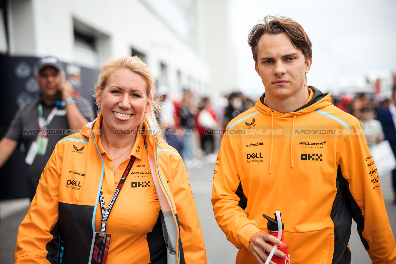 GP CANADA, (L to R): Sophie Ogg (GBR) McLaren Communications Director with Oscar Piastri (AUS) McLaren.

18.06.2023. Formula 1 World Championship, Rd 9, Canadian Grand Prix, Montreal, Canada, Gara Day.

- www.xpbimages.com, EMail: requests@xpbimages.com © Copyright: Bearne / XPB Images