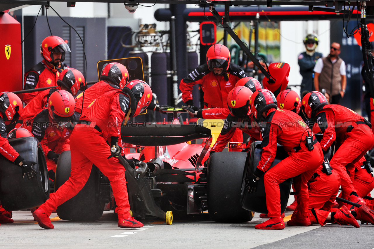 GP CANADA, Carlos Sainz Jr (ESP) Ferrari SF-23 makes a pit stop.

18.06.2023. Formula 1 World Championship, Rd 9, Canadian Grand Prix, Montreal, Canada, Gara Day.

- www.xpbimages.com, EMail: requests@xpbimages.com © Copyright: Batchelor / XPB Images