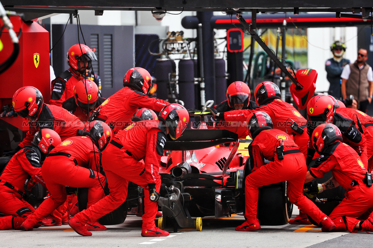 GP CANADA, Carlos Sainz Jr (ESP) Ferrari SF-23 makes a pit stop.

18.06.2023. Formula 1 World Championship, Rd 9, Canadian Grand Prix, Montreal, Canada, Gara Day.

- www.xpbimages.com, EMail: requests@xpbimages.com © Copyright: Batchelor / XPB Images