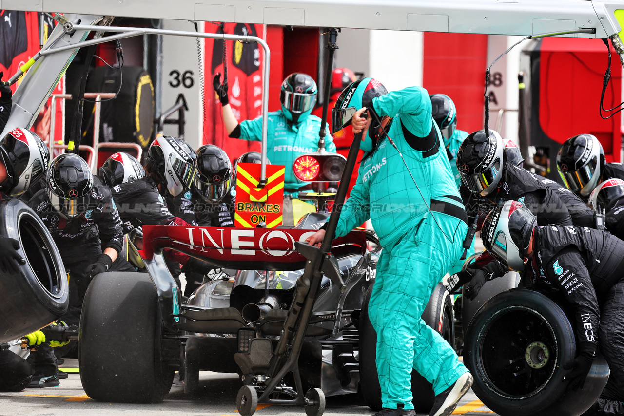 GP CANADA, Lewis Hamilton (GBR) Mercedes AMG F1 W14 makes a pit stop.

18.06.2023. Formula 1 World Championship, Rd 9, Canadian Grand Prix, Montreal, Canada, Gara Day.

- www.xpbimages.com, EMail: requests@xpbimages.com © Copyright: Batchelor / XPB Images
