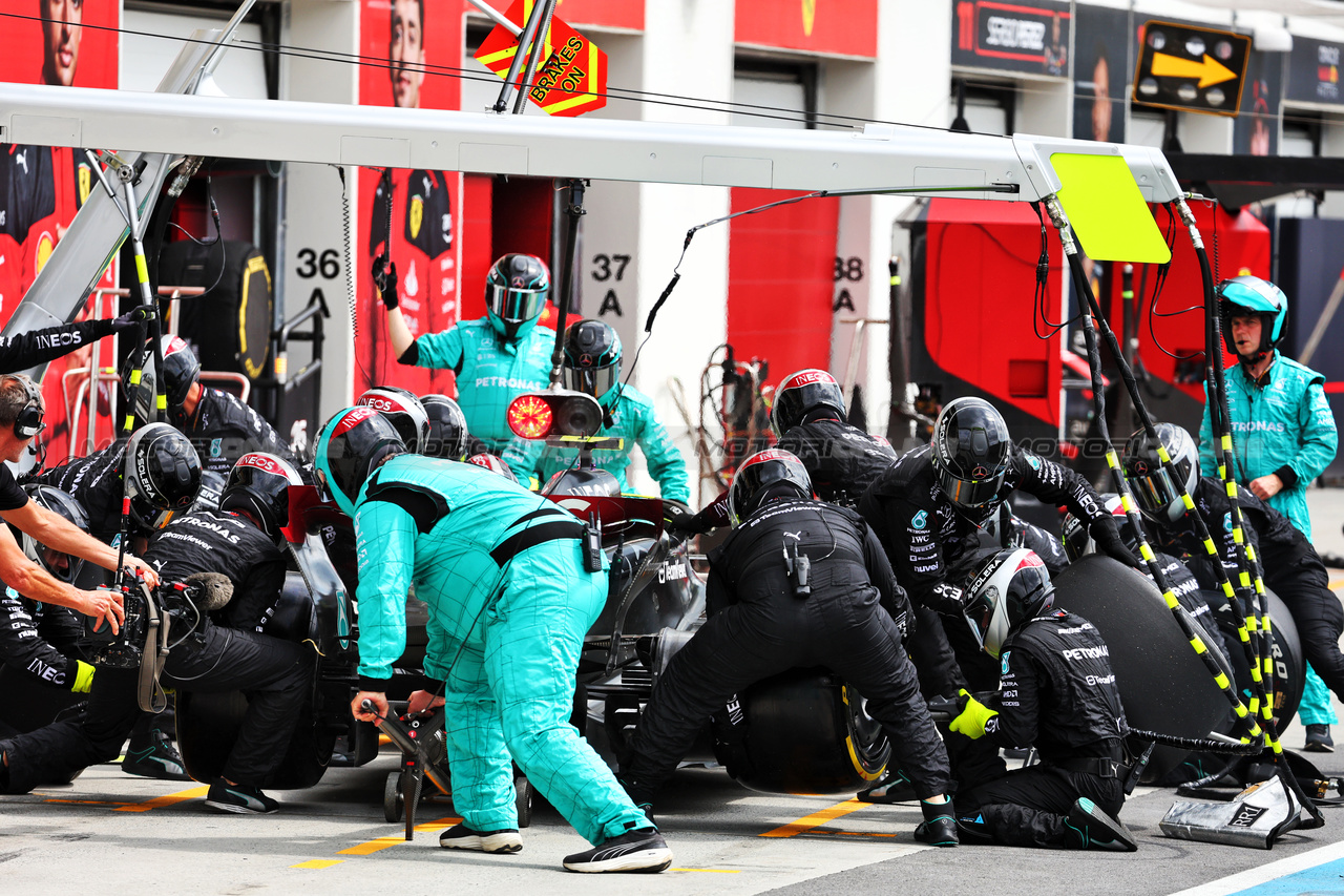 GP CANADA, Lewis Hamilton (GBR) Mercedes AMG F1 W14 makes a pit stop.

18.06.2023. Formula 1 World Championship, Rd 9, Canadian Grand Prix, Montreal, Canada, Gara Day.

- www.xpbimages.com, EMail: requests@xpbimages.com © Copyright: Batchelor / XPB Images