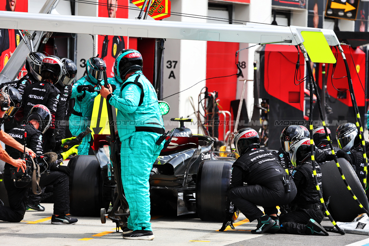 GP CANADA, Lewis Hamilton (GBR) Mercedes AMG F1 W14 makes a pit stop.

18.06.2023. Formula 1 World Championship, Rd 9, Canadian Grand Prix, Montreal, Canada, Gara Day.

- www.xpbimages.com, EMail: requests@xpbimages.com © Copyright: Batchelor / XPB Images