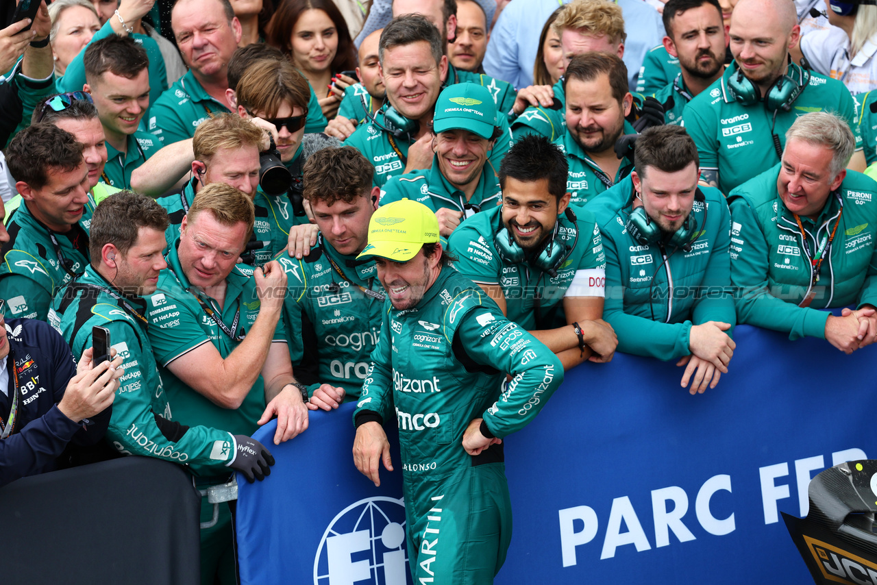 GP CANADA, Fernando Alonso (ESP) Aston Martin F1 Team celebrates his second position with the team in parc ferme.

18.06.2023. Formula 1 World Championship, Rd 9, Canadian Grand Prix, Montreal, Canada, Gara Day.

- www.xpbimages.com, EMail: requests@xpbimages.com © Copyright: Batchelor / XPB Images