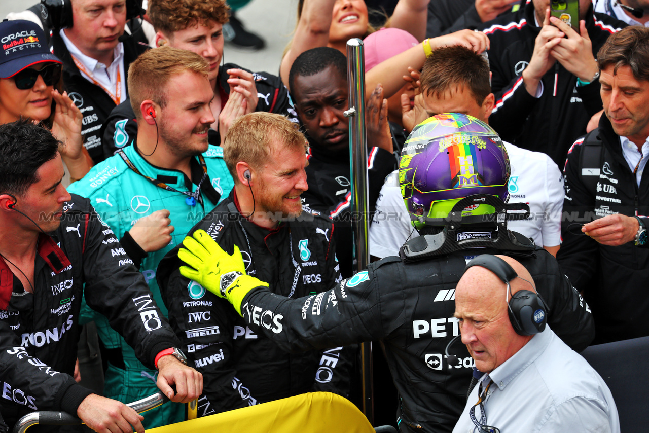 GP CANADA, Lewis Hamilton (GBR) Mercedes AMG F1 celebrates his third position with the team in parc ferme.

18.06.2023. Formula 1 World Championship, Rd 9, Canadian Grand Prix, Montreal, Canada, Gara Day.

- www.xpbimages.com, EMail: requests@xpbimages.com © Copyright: Batchelor / XPB Images