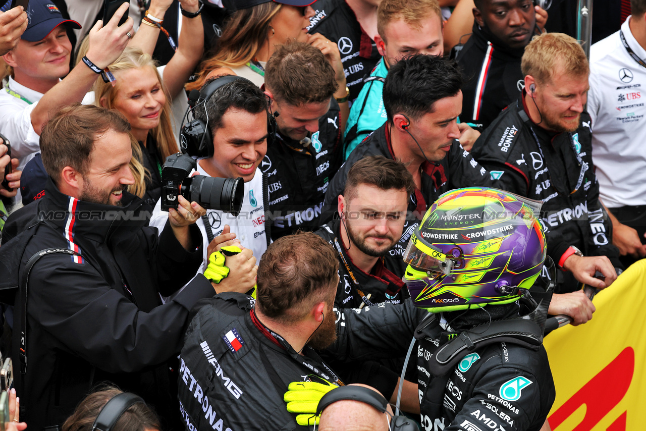 GP CANADA, Lewis Hamilton (GBR) Mercedes AMG F1 celebrates his third position with the team in parc ferme.

18.06.2023. Formula 1 World Championship, Rd 9, Canadian Grand Prix, Montreal, Canada, Gara Day.

- www.xpbimages.com, EMail: requests@xpbimages.com © Copyright: Bearne / XPB Images