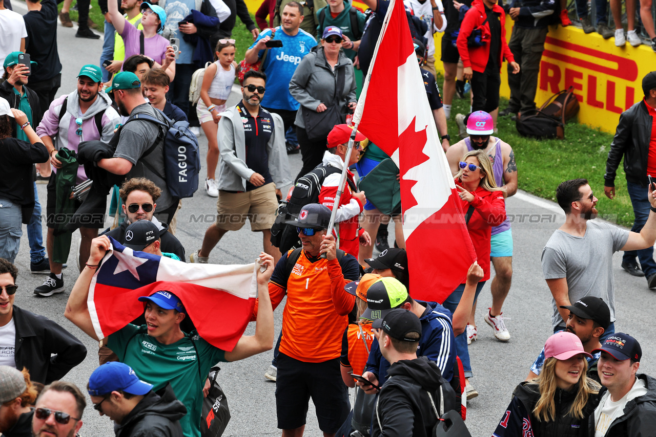 GP CANADA, Circuit Atmosfera - fans at the podium.

18.06.2023. Formula 1 World Championship, Rd 9, Canadian Grand Prix, Montreal, Canada, Gara Day.

- www.xpbimages.com, EMail: requests@xpbimages.com © Copyright: Bearne / XPB Images