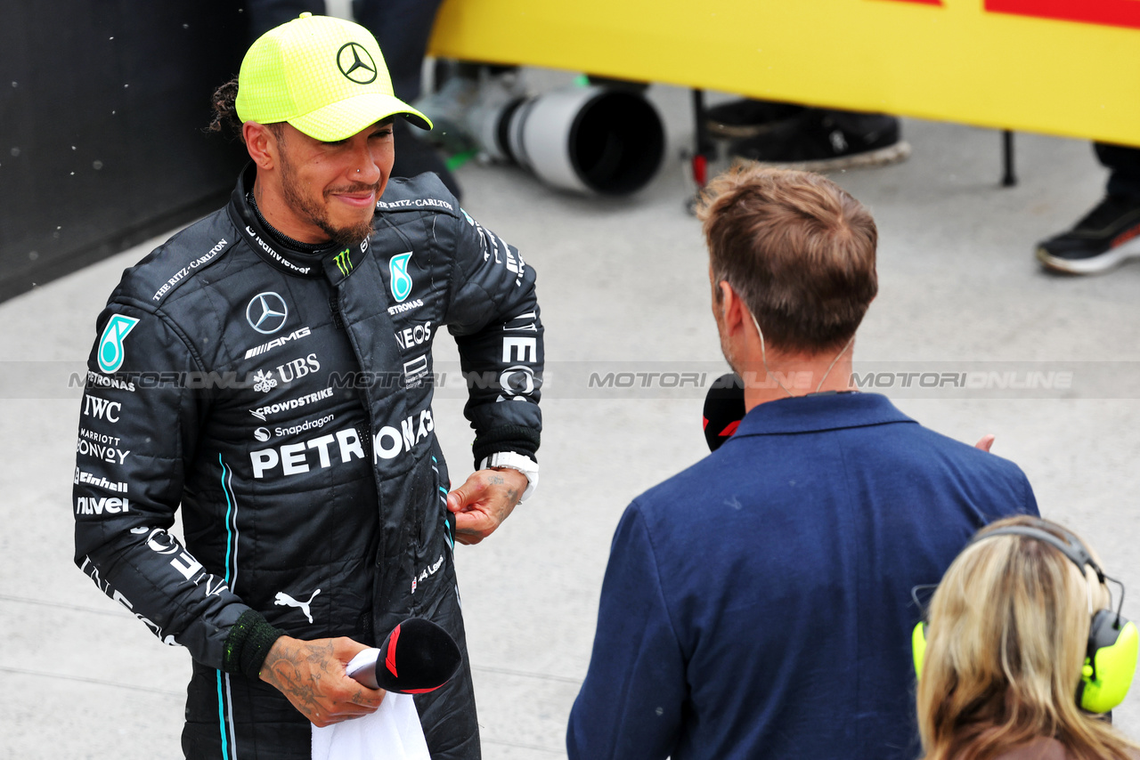 GP CANADA, Lewis Hamilton (GBR) Mercedes AMG F1 with Jenson Button (GBR) Sky Sports F1 Presenter / Williams Racing Senior Advisor in parc ferme.

18.06.2023. Formula 1 World Championship, Rd 9, Canadian Grand Prix, Montreal, Canada, Gara Day.

- www.xpbimages.com, EMail: requests@xpbimages.com © Copyright: Bearne / XPB Images