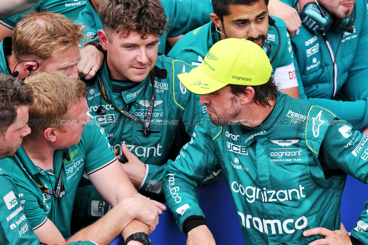 GP CANADA, Fernando Alonso (ESP) Aston Martin F1 Team, second position, with the team in parc ferme.

18.06.2023. Formula 1 World Championship, Rd 9, Canadian Grand Prix, Montreal, Canada, Gara Day.

- www.xpbimages.com, EMail: requests@xpbimages.com © Copyright: Bearne / XPB Images