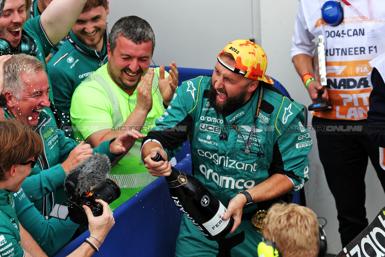 GP CANADA, Aston Martin F1 Team celebrate second position for Fernando Alonso (ESP) Aston Martin F1 Team in parc ferme with the champagnr.

18.06.2023. Formula 1 World Championship, Rd 9, Canadian Grand Prix, Montreal, Canada, Gara Day.

- www.xpbimages.com, EMail: requests@xpbimages.com © Copyright: Bearne / XPB Images