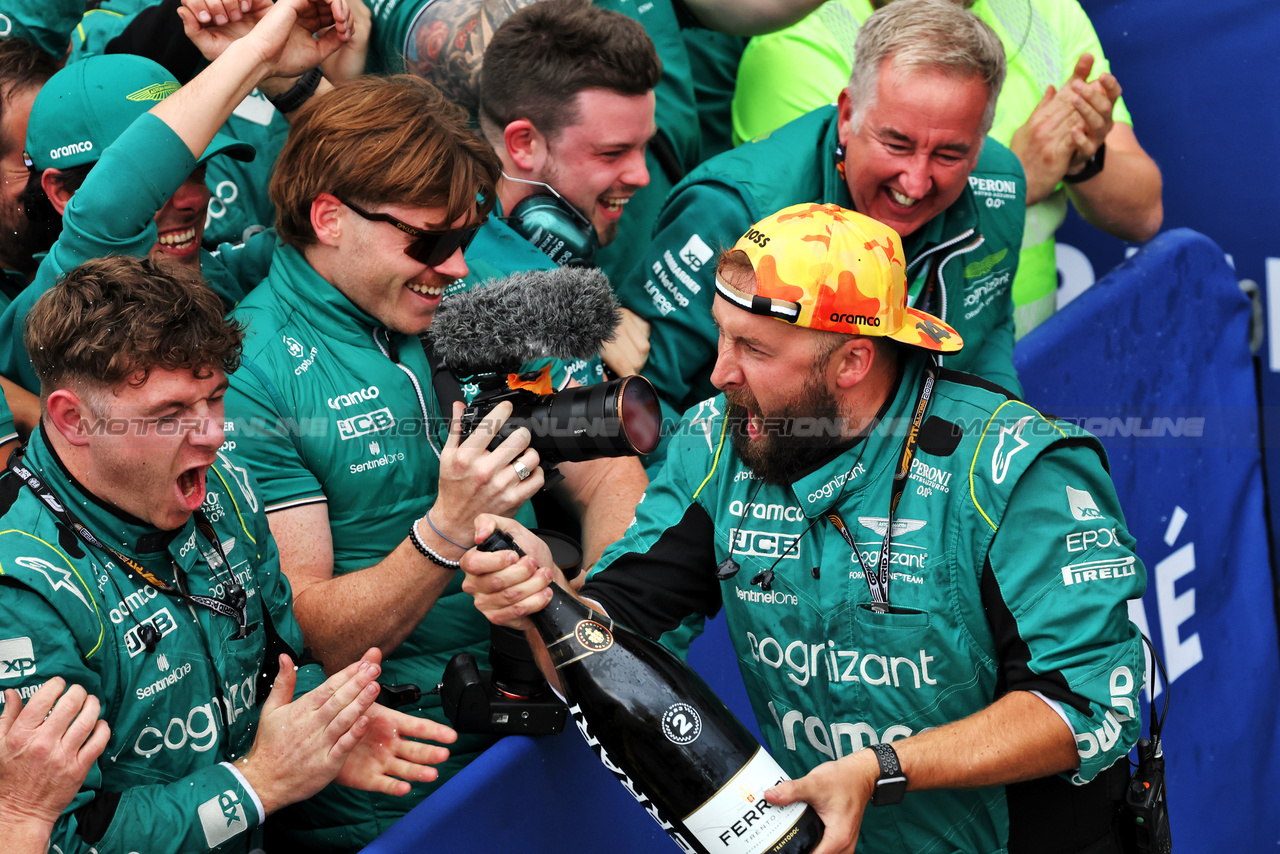 GP CANADA, Aston Martin F1 Team celebrate second position for Fernando Alonso (ESP) Aston Martin F1 Team in parc ferme with the champagnr.

18.06.2023. Formula 1 World Championship, Rd 9, Canadian Grand Prix, Montreal, Canada, Gara Day.

- www.xpbimages.com, EMail: requests@xpbimages.com © Copyright: Bearne / XPB Images