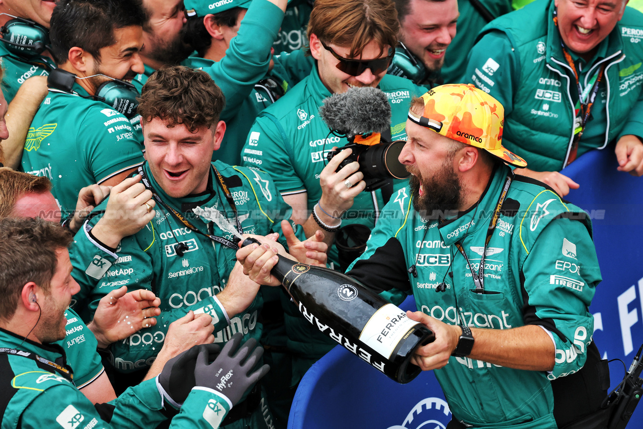 GP CANADA, Aston Martin F1 Team celebrate second position for Fernando Alonso (ESP) Aston Martin F1 Team in parc ferme with the champagnr.

18.06.2023. Formula 1 World Championship, Rd 9, Canadian Grand Prix, Montreal, Canada, Gara Day.

- www.xpbimages.com, EMail: requests@xpbimages.com © Copyright: Bearne / XPB Images