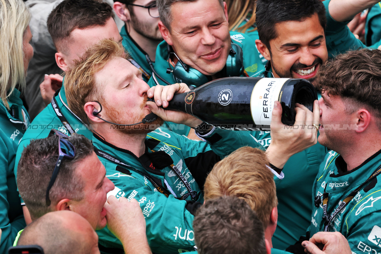 GP CANADA, Aston Martin F1 Team celebrate second position for Fernando Alonso (ESP) Aston Martin F1 Team in parc ferme with the champagnr.

18.06.2023. Formula 1 World Championship, Rd 9, Canadian Grand Prix, Montreal, Canada, Gara Day.

- www.xpbimages.com, EMail: requests@xpbimages.com © Copyright: Bearne / XPB Images