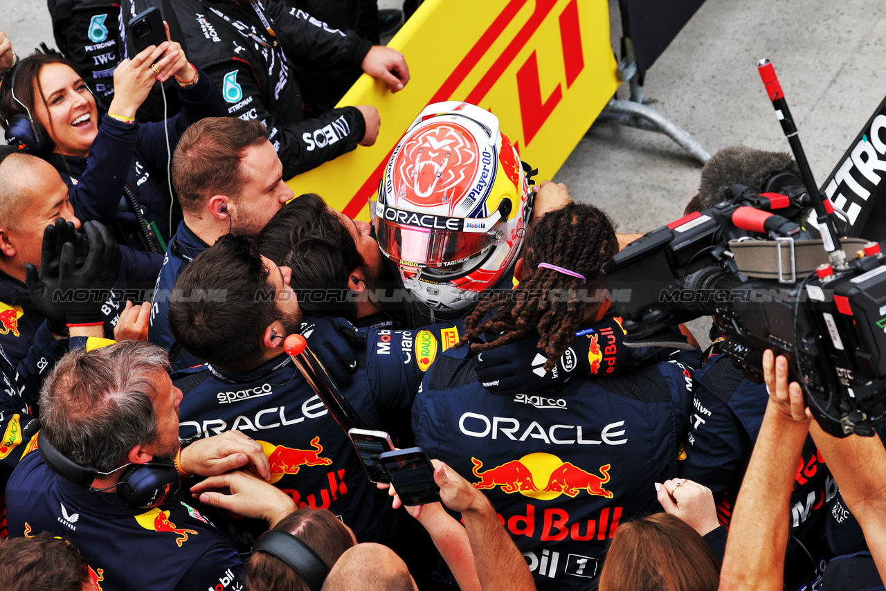 GP CANADA, Gara winner Max Verstappen (NLD) Red Bull Racing celebrates with the team in parc ferme.

18.06.2023. Formula 1 World Championship, Rd 9, Canadian Grand Prix, Montreal, Canada, Gara Day.

- www.xpbimages.com, EMail: requests@xpbimages.com © Copyright: Bearne / XPB Images