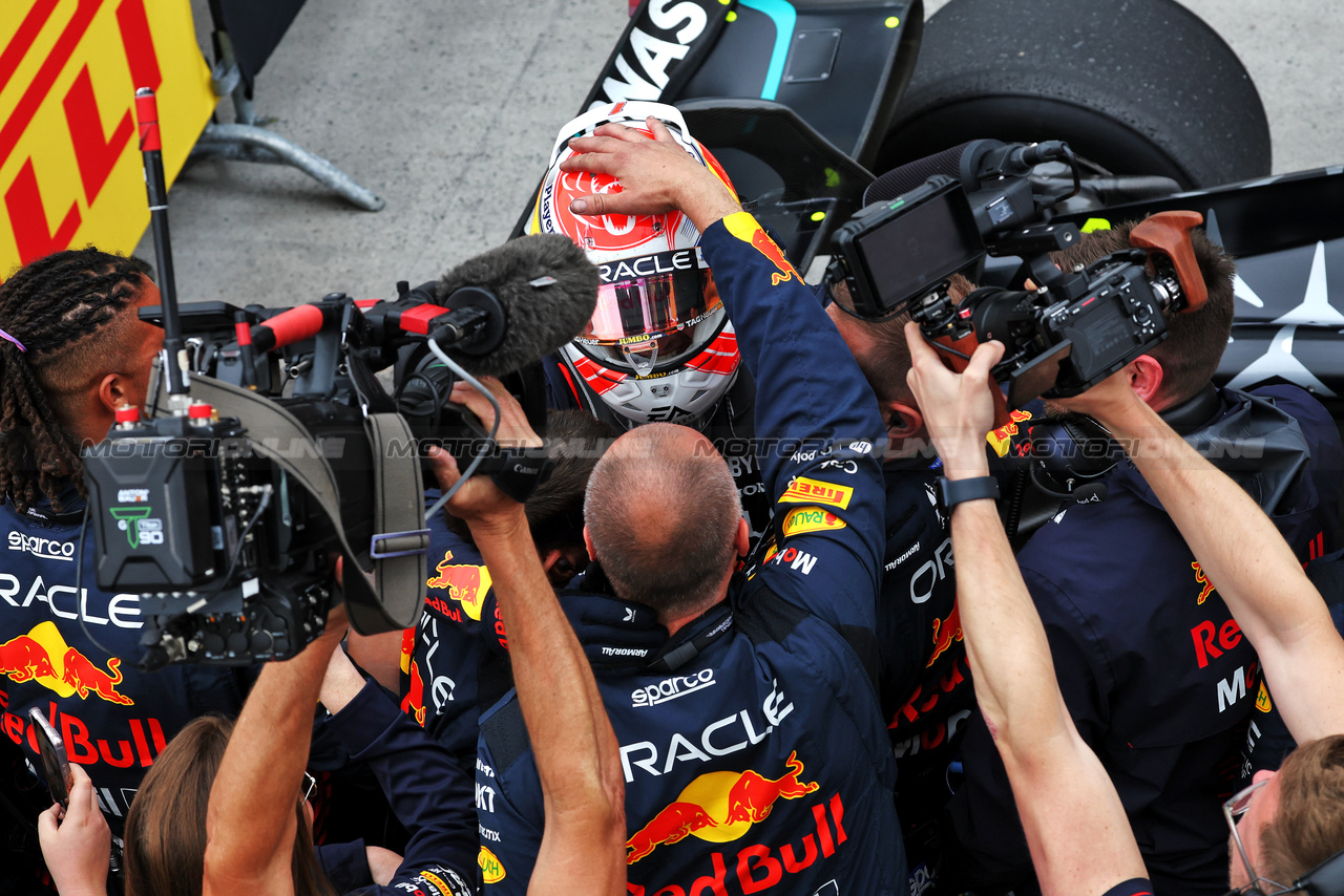 GP CANADA, Gara winner Max Verstappen (NLD) Red Bull Racing celebrates with the team in parc ferme.

18.06.2023. Formula 1 World Championship, Rd 9, Canadian Grand Prix, Montreal, Canada, Gara Day.

- www.xpbimages.com, EMail: requests@xpbimages.com © Copyright: Bearne / XPB Images
