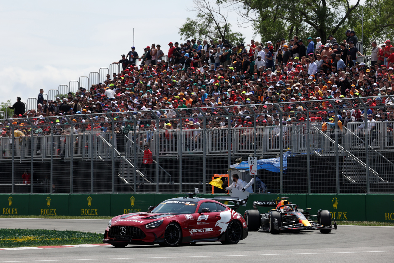 GP CANADA, Max Verstappen (NLD) Red Bull Racing RB19 davanti a behind the Mercedes AMG FIA Safety Car.



18.06.2023. Formula 1 World Championship, Rd 9, Canadian Grand Prix, Montreal, Canada, Gara Day.

- www.xpbimages.com, EMail: requests@xpbimages.com © Copyright: Bearne / XPB Images