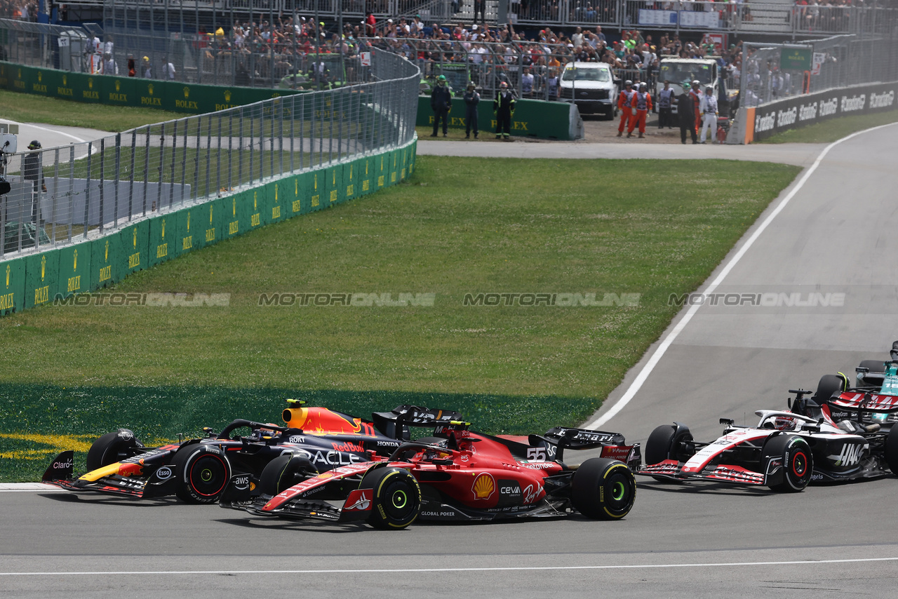 GP CANADA, Sergio Perez (MEX) Red Bull Racing RB19 e Carlos Sainz Jr (ESP) Ferrari SF-23 battle for position at the partenza of the race.

18.06.2023. Formula 1 World Championship, Rd 9, Canadian Grand Prix, Montreal, Canada, Gara Day.

- www.xpbimages.com, EMail: requests@xpbimages.com © Copyright: Bearne / XPB Images