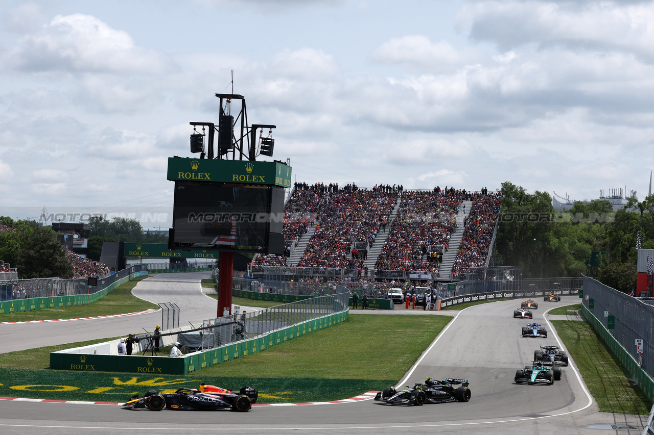 GP CANADA, Gara winner Max Verstappen (NLD) Red Bull Racing RB19 davanti a at the partenza of the race.

18.06.2023. Formula 1 World Championship, Rd 9, Canadian Grand Prix, Montreal, Canada, Gara Day.

- www.xpbimages.com, EMail: requests@xpbimages.com © Copyright: Bearne / XPB Images