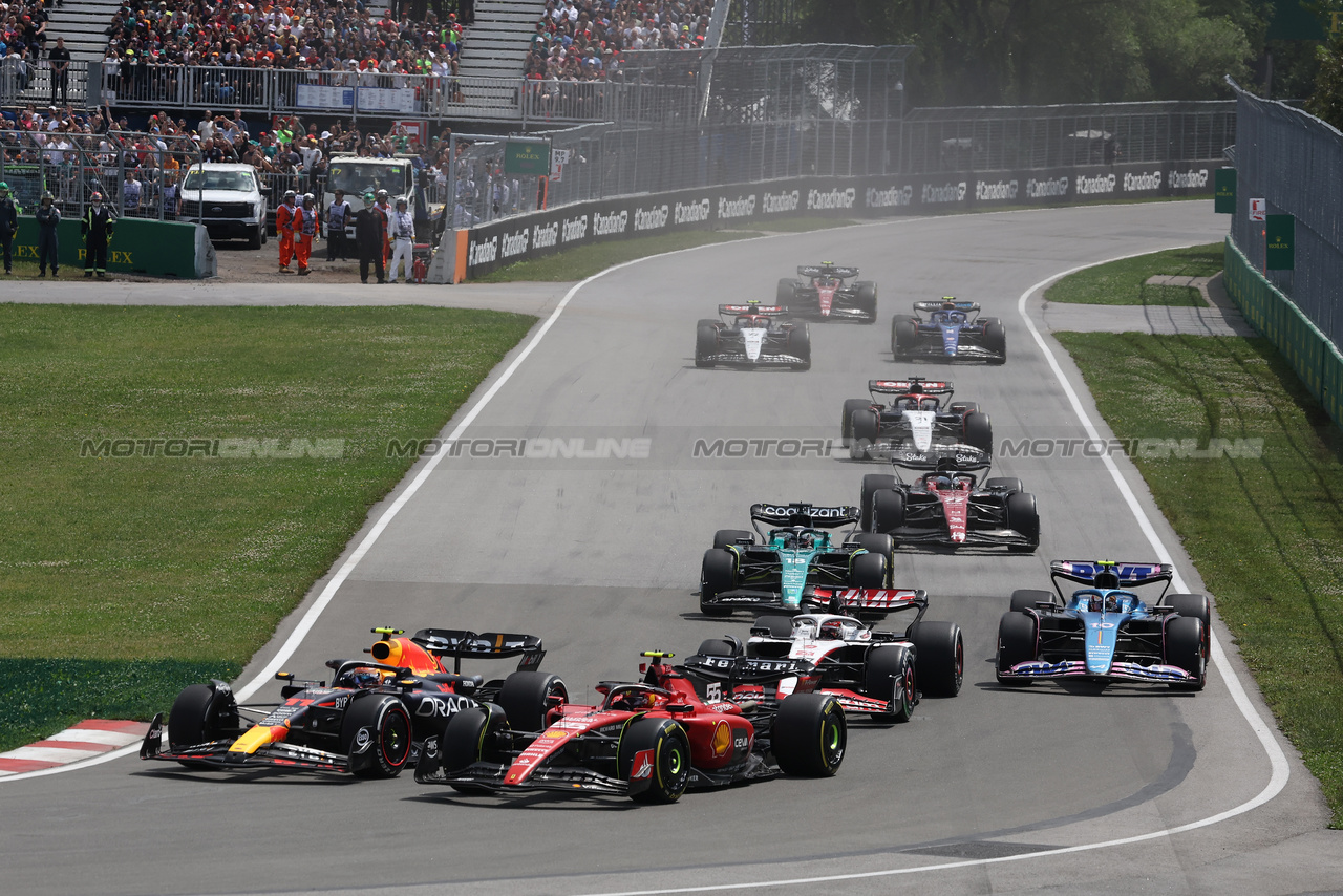 GP CANADA, Sergio Perez (MEX) Red Bull Racing RB19 e Carlos Sainz Jr (ESP) Ferrari SF-23 battle for position at the partenza of the race.

18.06.2023. Formula 1 World Championship, Rd 9, Canadian Grand Prix, Montreal, Canada, Gara Day.

- www.xpbimages.com, EMail: requests@xpbimages.com © Copyright: Bearne / XPB Images