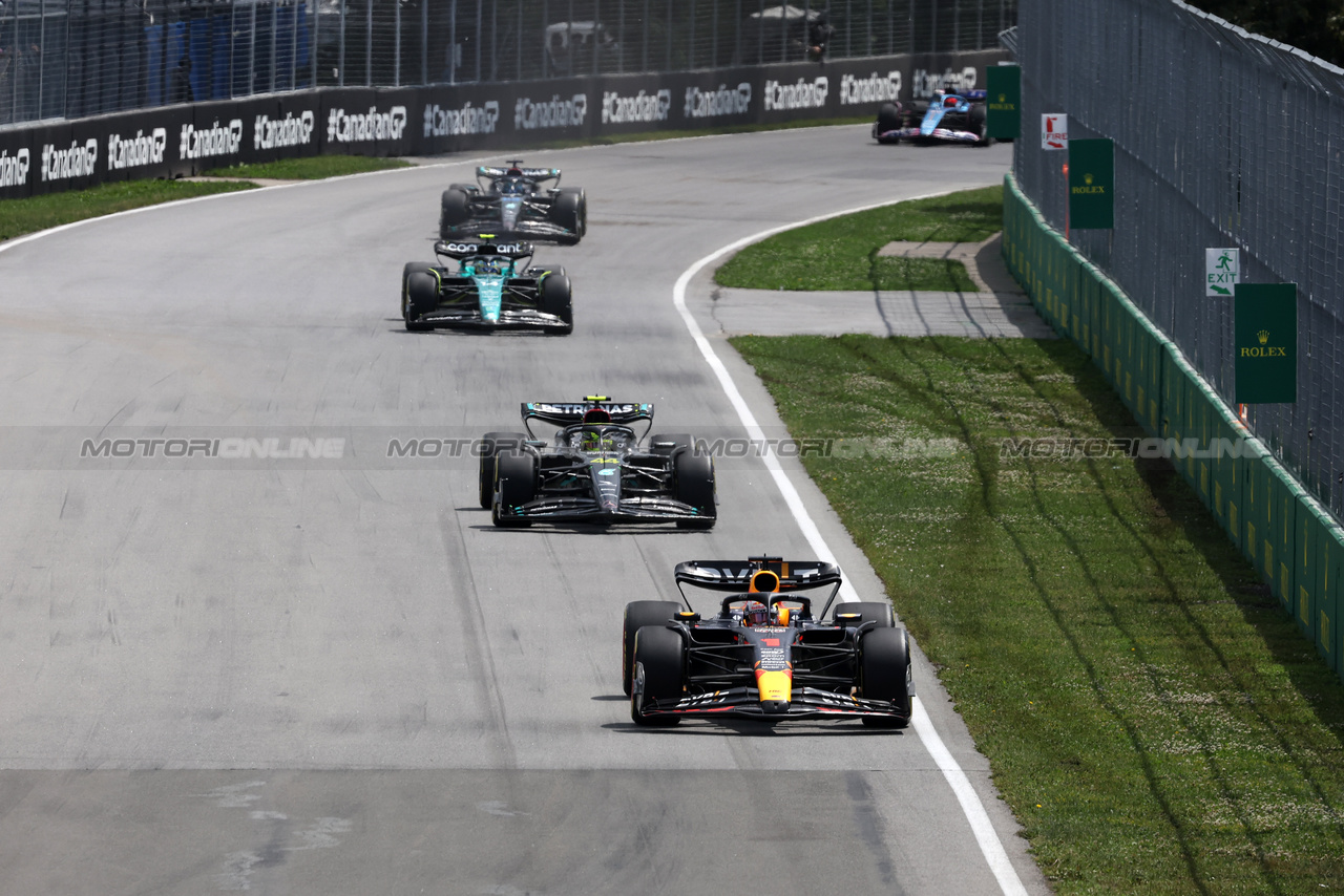 GP CANADA, Gara winner Max Verstappen (NLD) Red Bull Racing RB19 davanti a at the partenza of the race.

18.06.2023. Formula 1 World Championship, Rd 9, Canadian Grand Prix, Montreal, Canada, Gara Day.

- www.xpbimages.com, EMail: requests@xpbimages.com © Copyright: Bearne / XPB Images