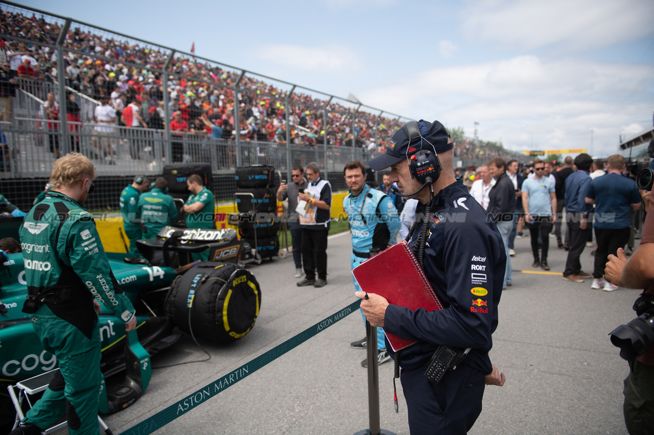 GP CANADA, Adrian Newey (GBR) Red Bull Racing Chief Technical Officer looks at the Aston Martin F1 Team AMR23 of Fernando Alonso (ESP) on the grid.

18.06.2023. Formula 1 World Championship, Rd 9, Canadian Grand Prix, Montreal, Canada, Gara Day.

- www.xpbimages.com, EMail: requests@xpbimages.com © Copyright: Price / XPB Images