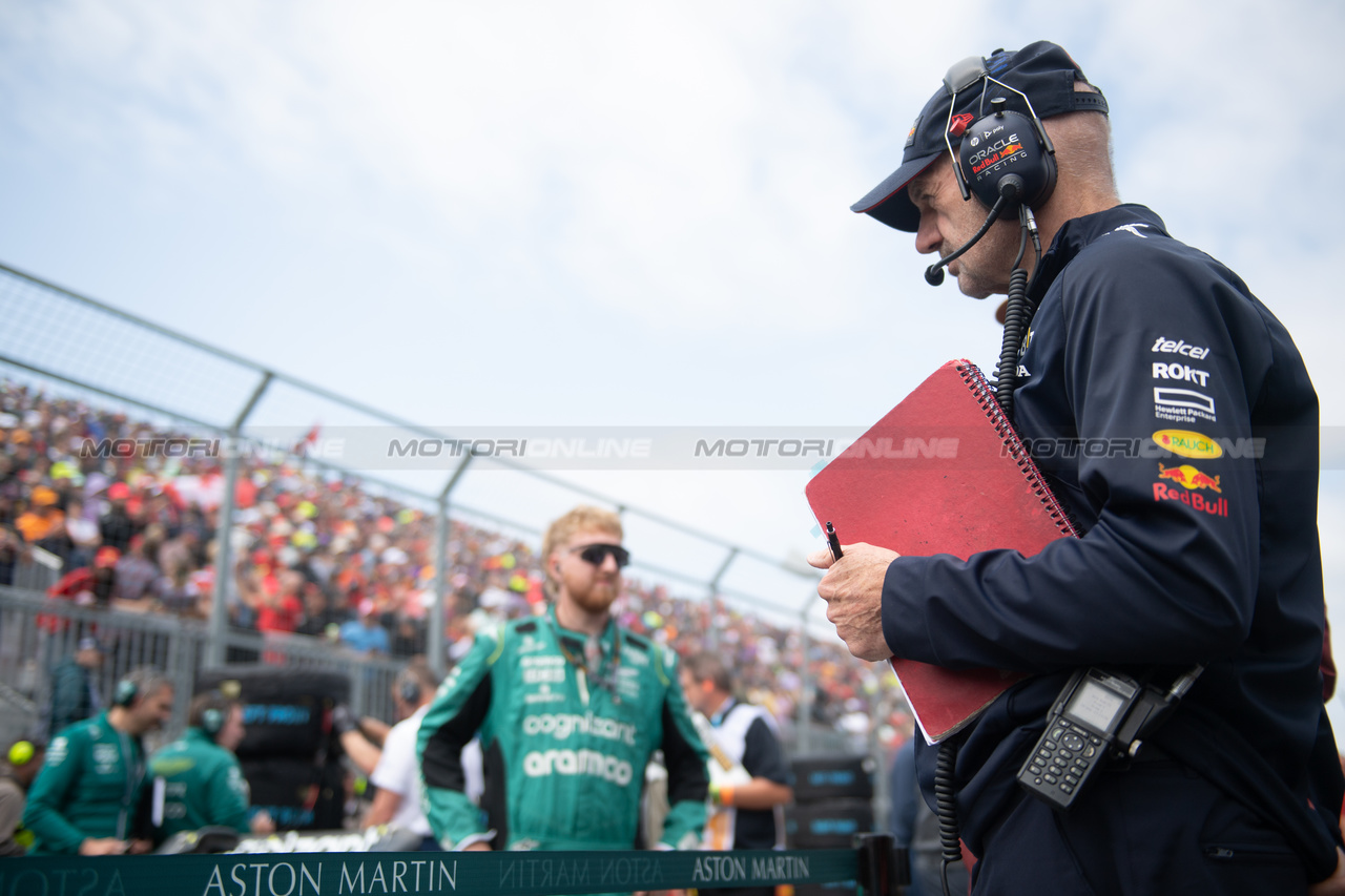 GP CANADA, Adrian Newey (GBR) Red Bull Racing Chief Technical Officer looks at the Aston Martin F1 Team AMR23 of Fernando Alonso (ESP) on the grid.

18.06.2023. Formula 1 World Championship, Rd 9, Canadian Grand Prix, Montreal, Canada, Gara Day.

- www.xpbimages.com, EMail: requests@xpbimages.com © Copyright: Price / XPB Images